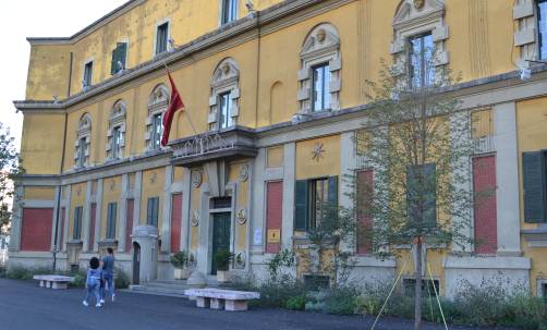 Virusi i rrezikshem: Shqiperia ndalon importin e shpendeve nga 14 vende